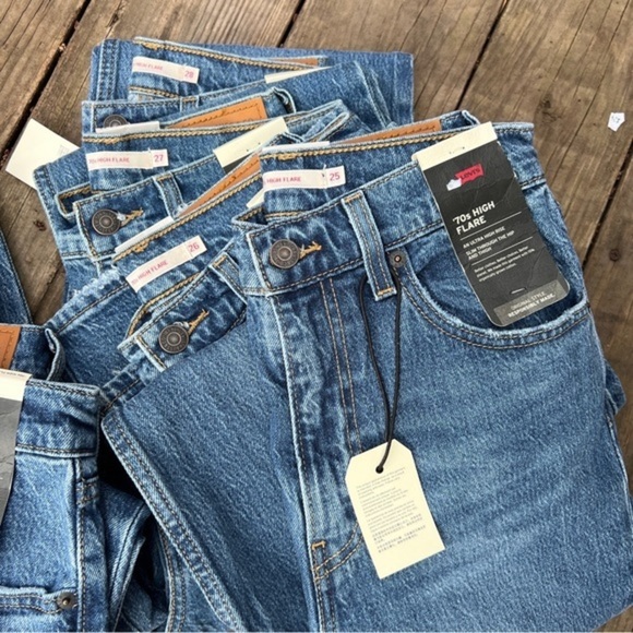 Aritzia Levi’s 70s High Flare Jeans in Sonoma Step Wash - Picture 5 of 5